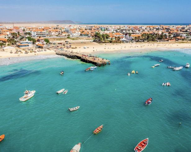 Cabo Verde es un país insular ubicado frente a la costa occidental de África, a unos 700 kilómetros de Senegal.