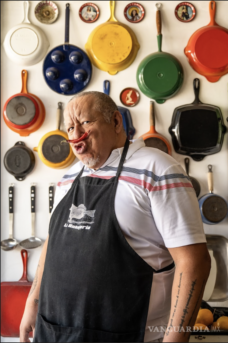 $!Nacho comparte mesa con personas nuevas, amigos y viejos conocidos.