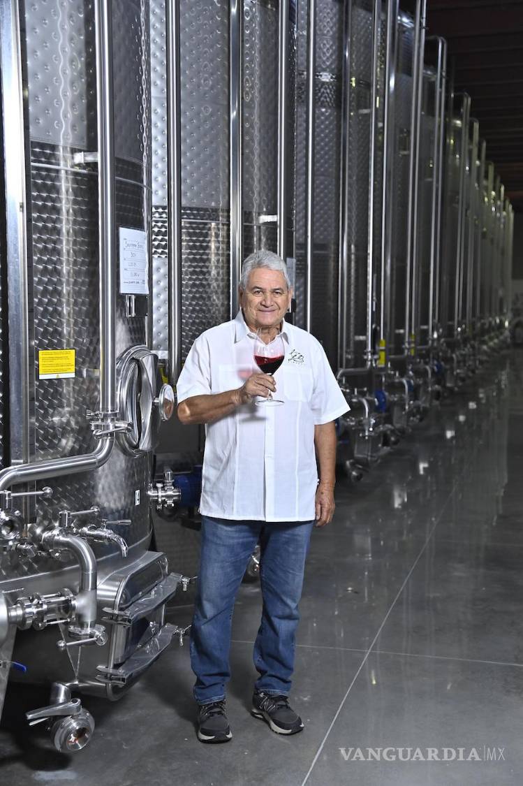 $!Paco Rodríguez, pionero de la enología moderna en Coahuila, en los viñedos de Don Leo.