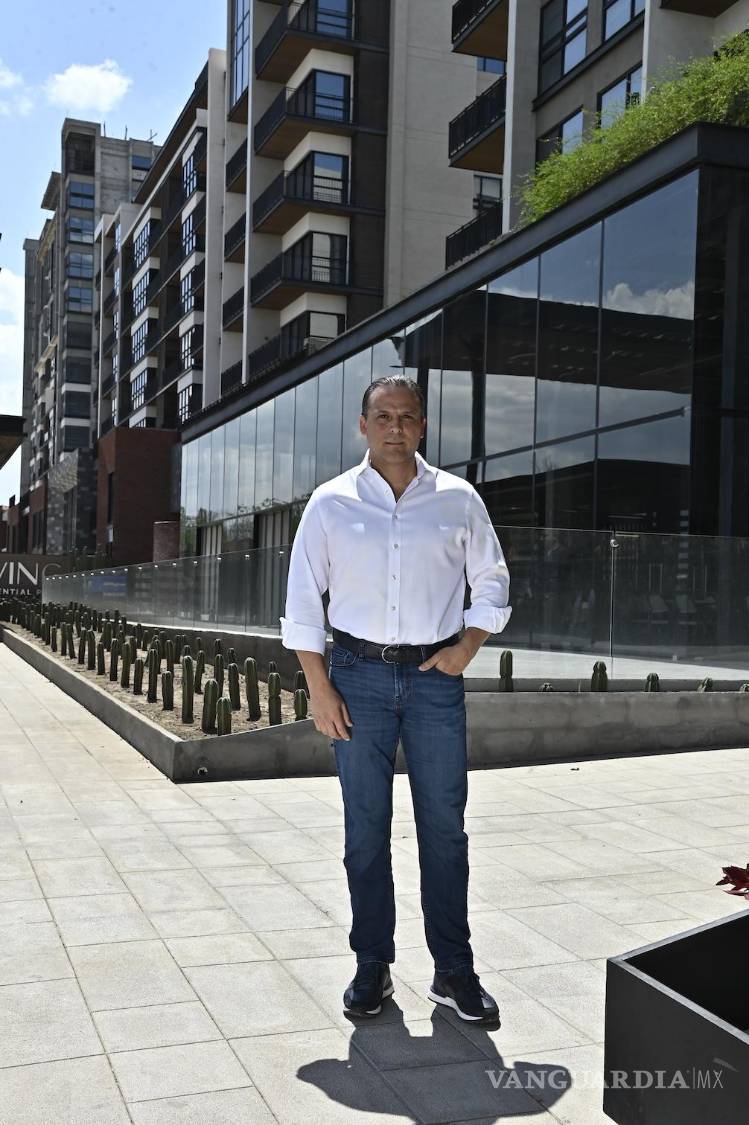 $!Alberto Mohamar Servín junto a una de las torres departamentales de Parque Centro.