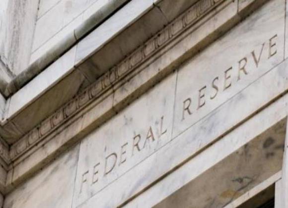 Desafía la Fed a Donald Trump y mantiene su tasa sin cambios