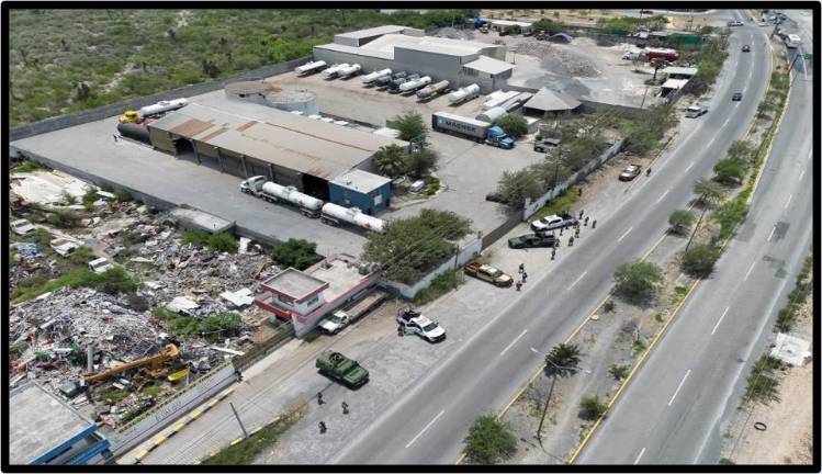 Sedena, Guardia Nacional, FGR y Pemex aseguraron 111 mil litros de hidrocarburo, tractocamiones y autotanques en un inmueble de Escobedo.