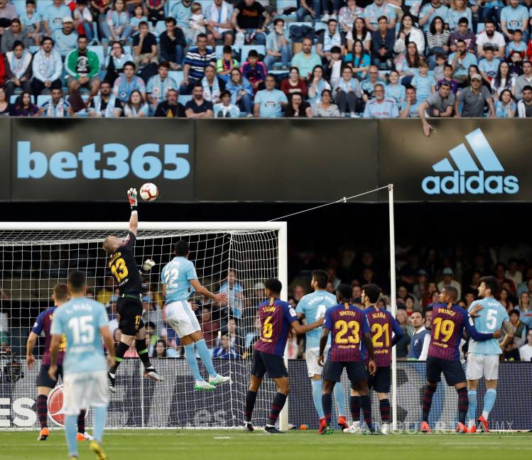 $!Celta de Vigo provoca su primera derrota en 23 partidos al Barcelona con un 'casi' gol de Néstor Araujo