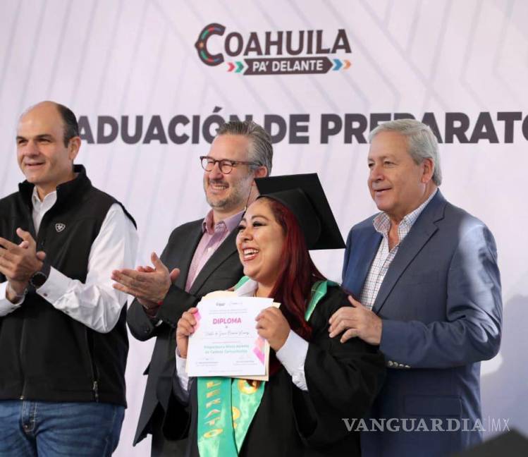 $!Los graduados nombraron al alcalde Chema Fraustro como Padrino de Generación.