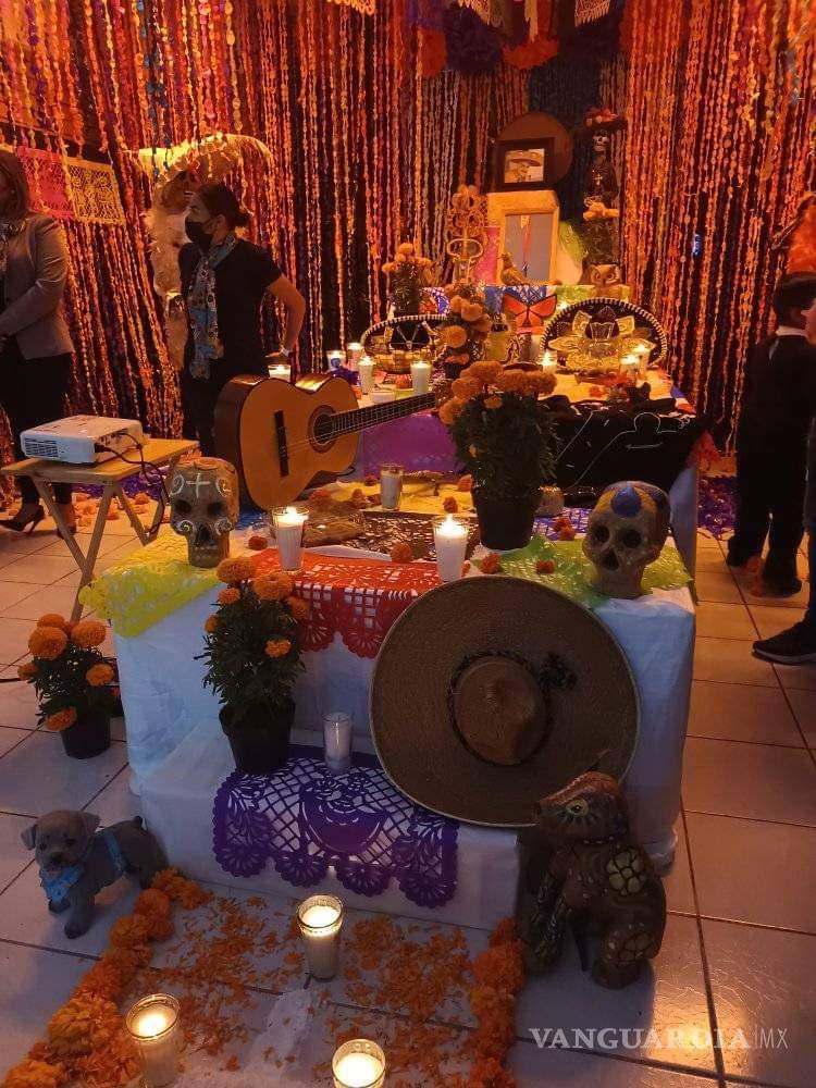 $!¿Ya viste estos altares en Saltillo? Dedicados a familiares, Walt Disney, Juan Gabriel, Cri-Cri y más (Fotos)