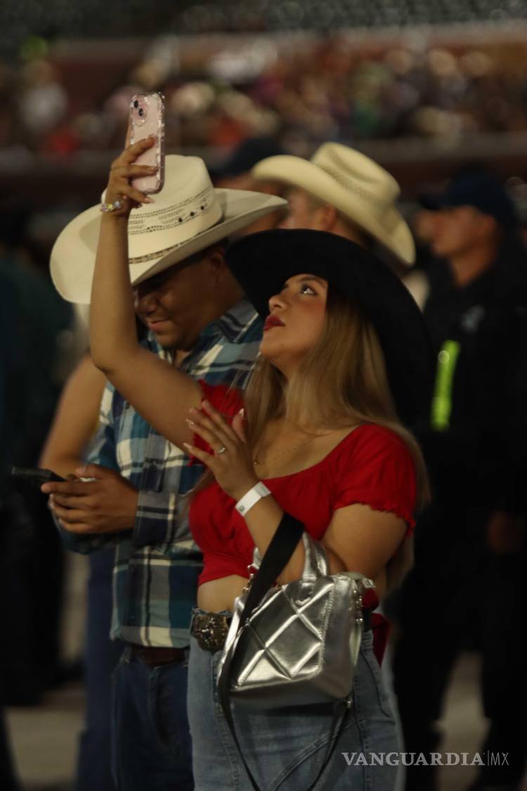 $!Cientos de parejas arribaron al estadio para bailar y tomar fotos.