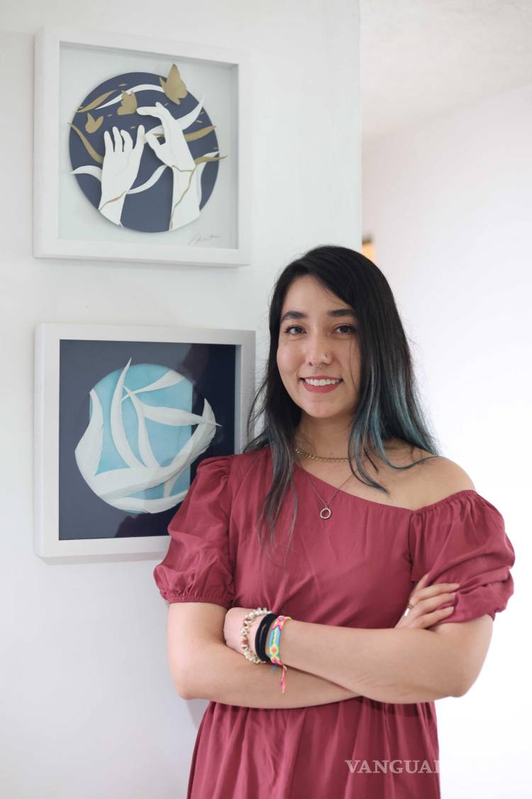 $!Likabet muestra una de sus obras en papel en alto relieve, técnica que dialoga con lo digital.