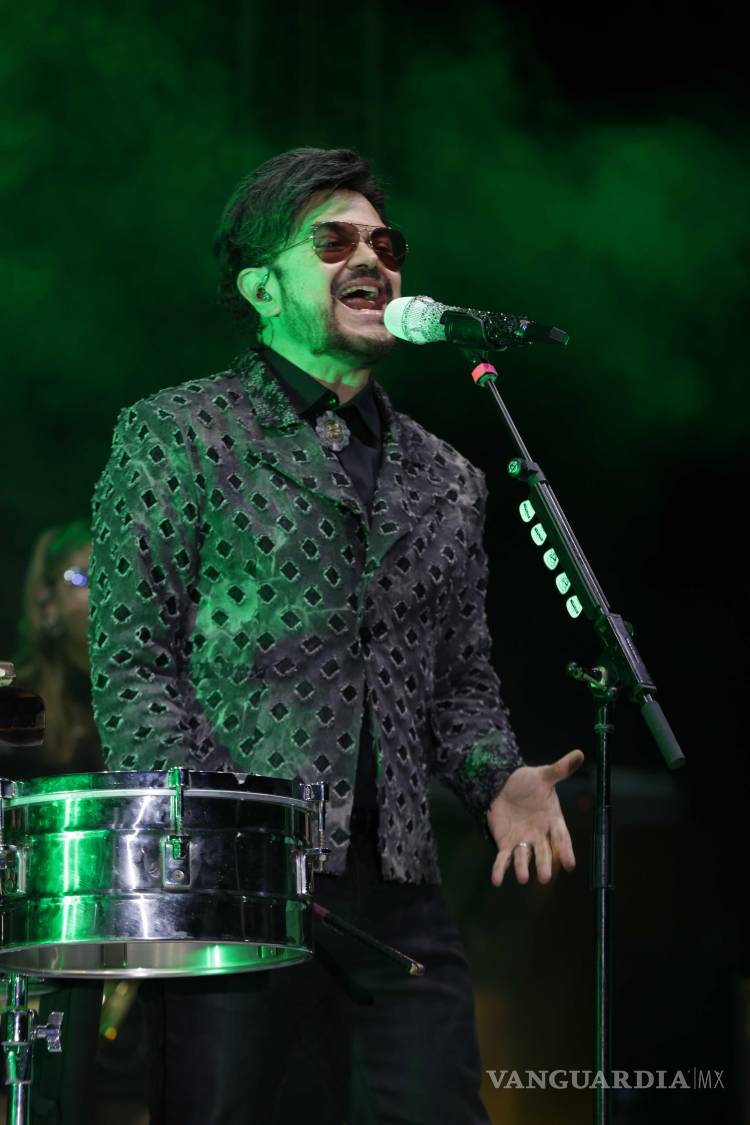 $!El paso por los éxitos musicales de Syntek hicieron a todos los presentes cantar.