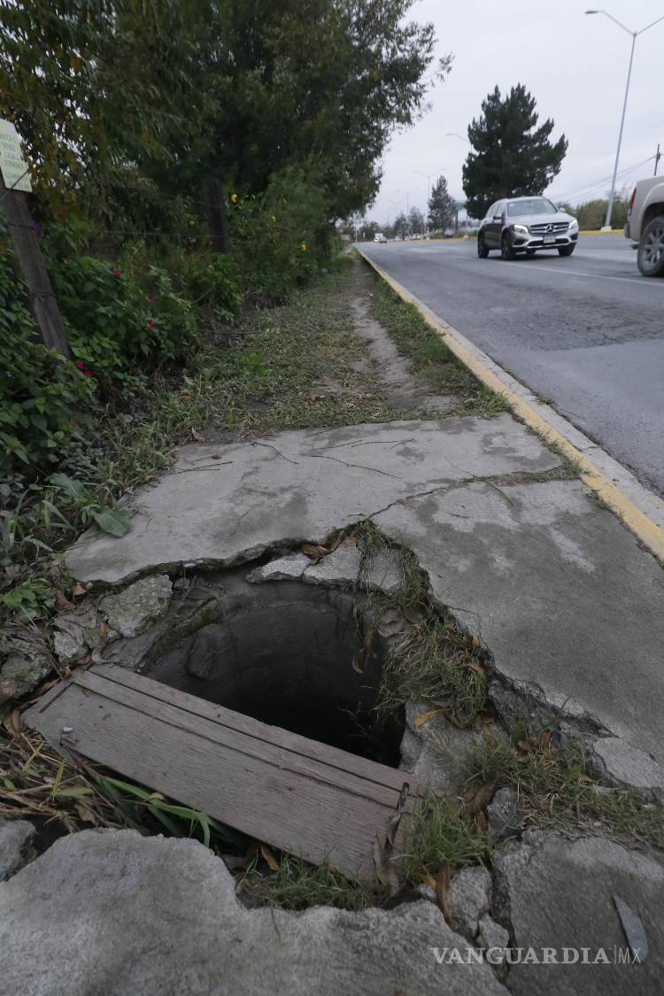 $!Hasta pozos en medio de las banquetas se pueden ver.