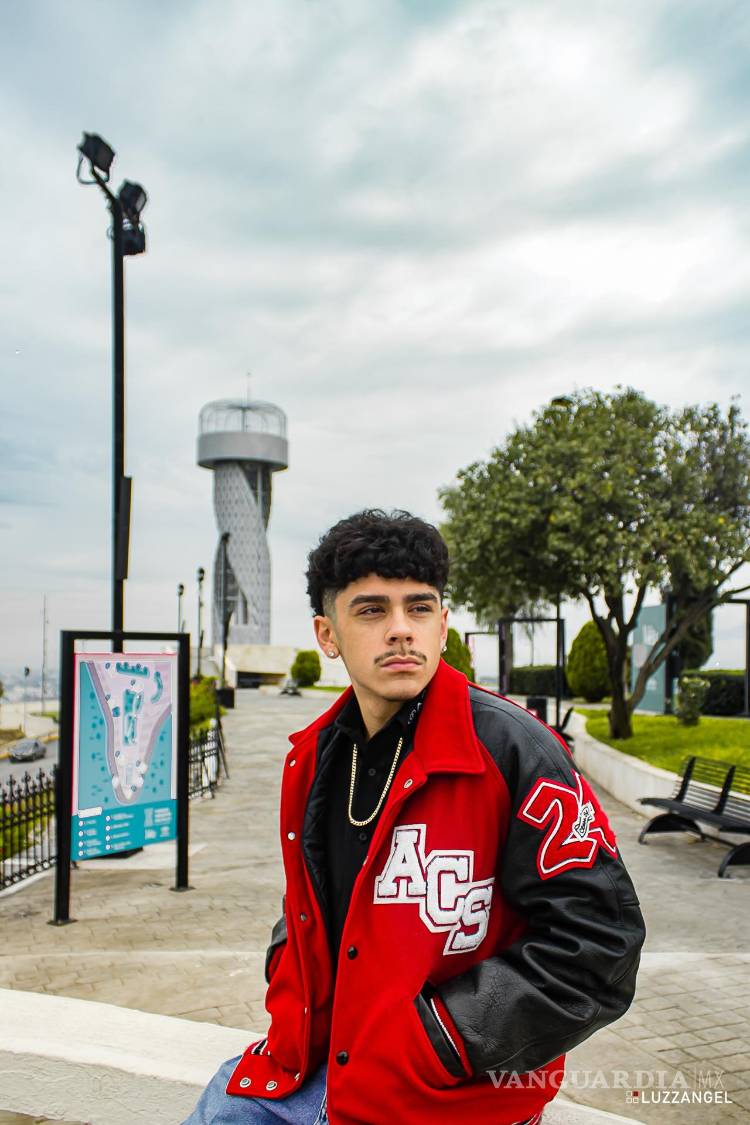 $!Desde lo alto del cerro del Pueblo hasta la Sierra de Zapalinamé, Christian disfruta de las vistas panorámicas durante sus visitas anuales a Saltillo.