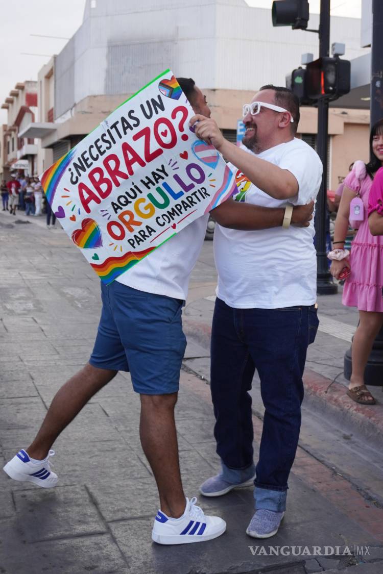 $!Colores, abrazos y mensajes de orgullo marcaron el recorrido de la movilización.