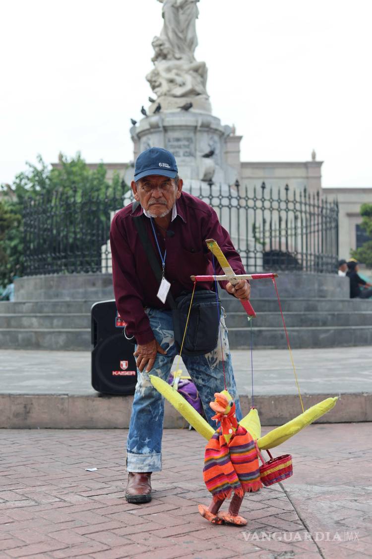 $!Don Daniel ‘El Pitoco’, el titiritero de Saltillo que mantiene viva la magia de Cri Cri y Topo Gigio en el Centro Histórico