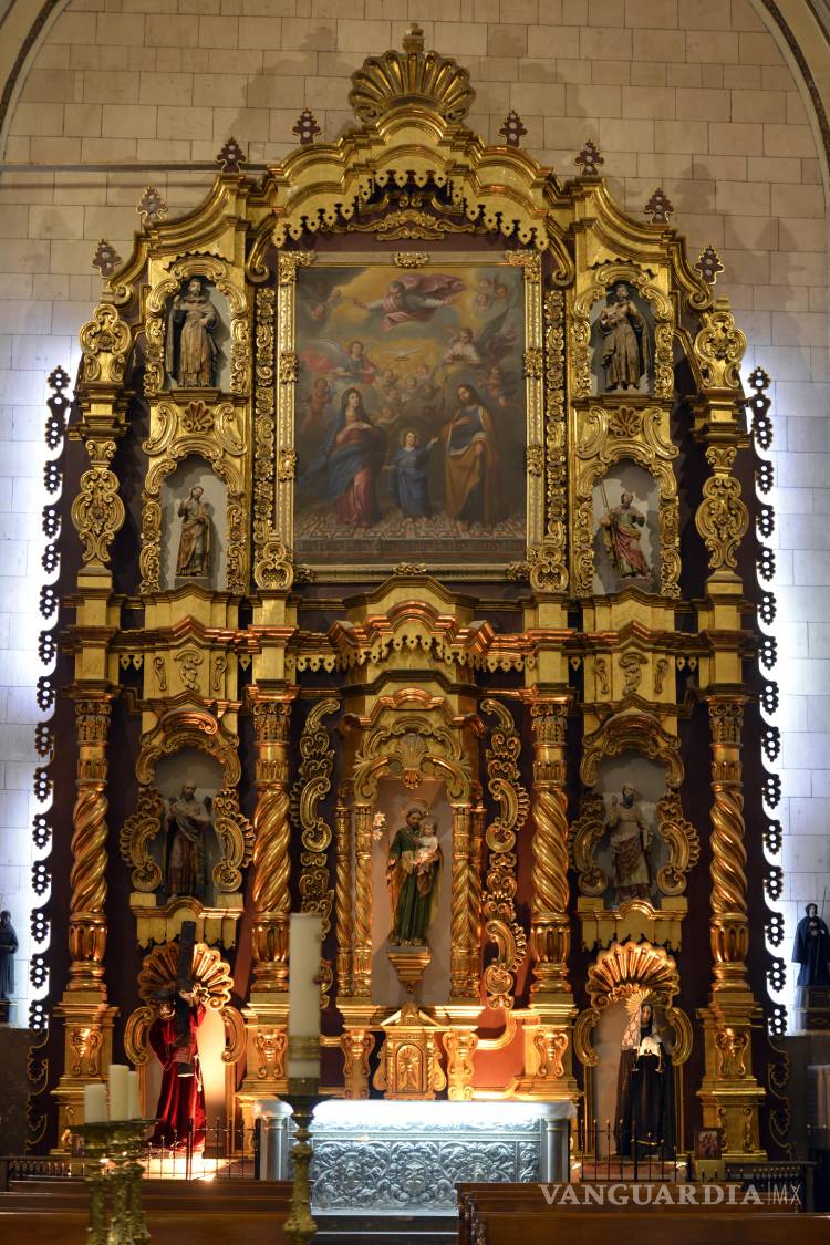 $!El retablo de San José muestra que la devoción también tuvo una dimensión material: madera tallada, dorados, plata, encargos, oficios y recursos reunidos para dar permanencia visible a la fe. Santiago el mayor aparece en la parte superior, a la derecha, con su bordón y el guaje que permite identificarlo.