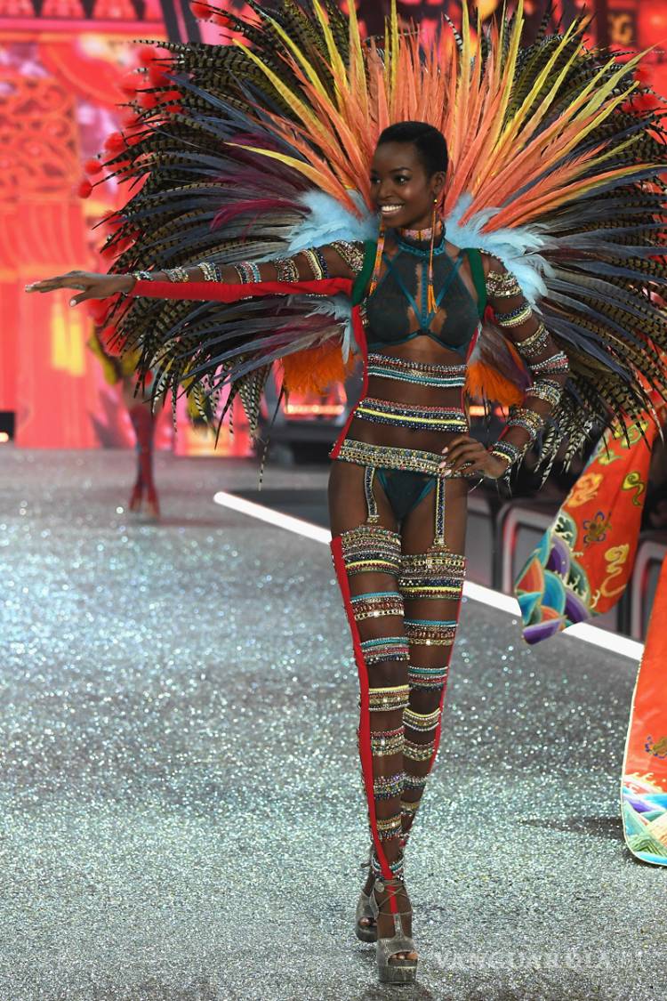 $!Fotogalería: Desfile de Victoria's Secret invade París
