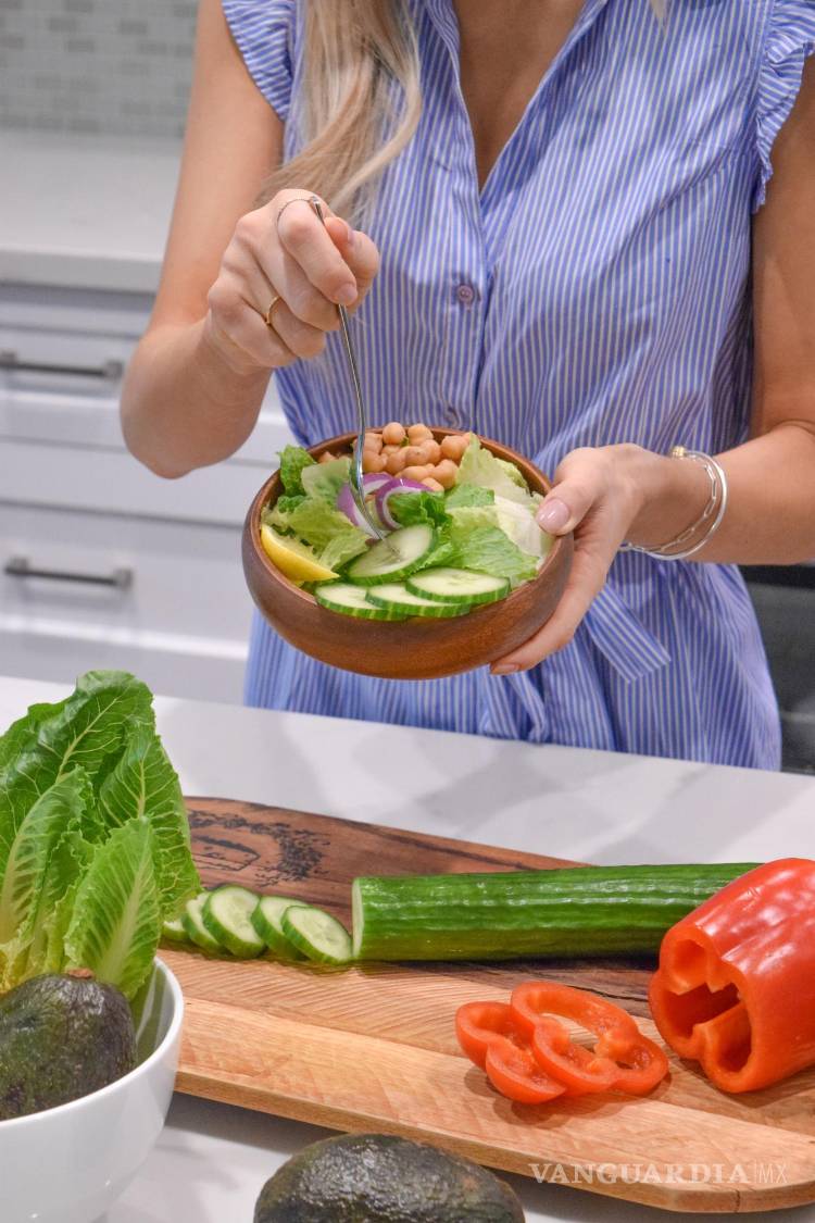 $!Desde que es joven, a Alejandra le apasiona el tema de la nutrición, la química y los alimentos.