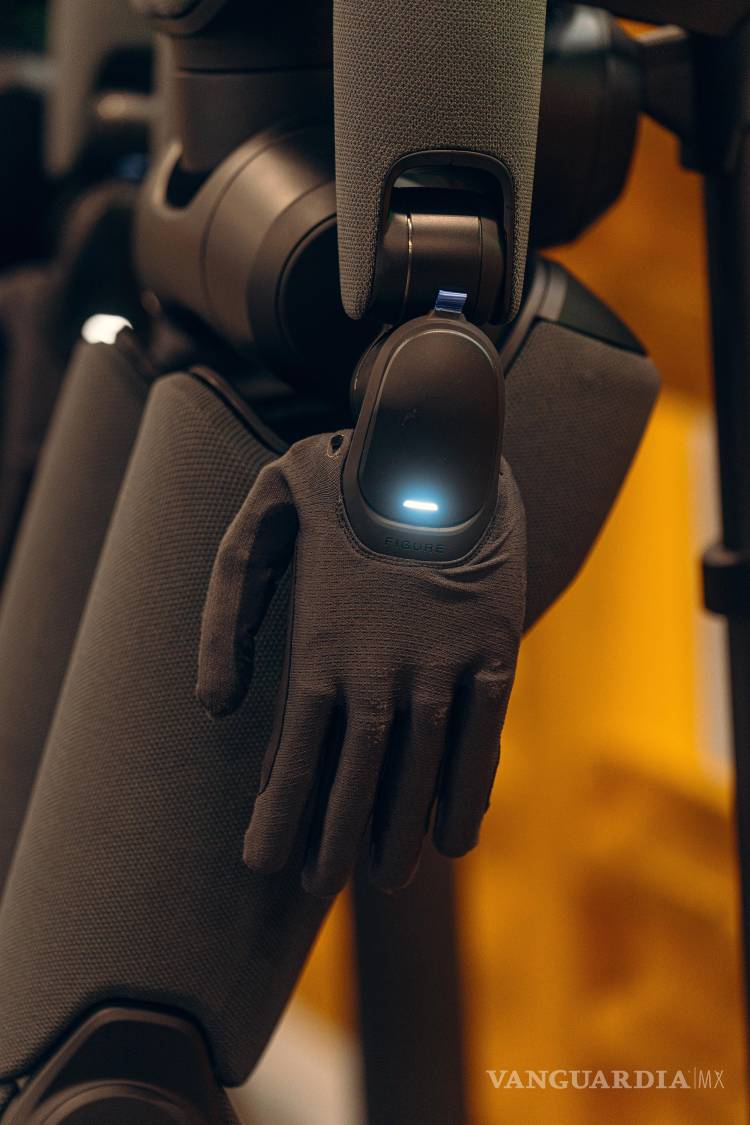 $!Un robot humanoide con manos cubiertas por guantes suaves, para imitar mejor las manos humanas, en la planta de fabricación de BMW en Spartanburg.