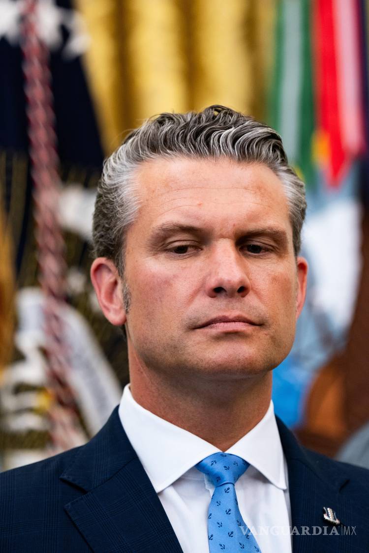 $!El secretario de Defensa, Pete Hegseth, asiste a una ceremonia de firma de una orden ejecutiva en el Despacho Oval de la Casa Blanca, en Washington.