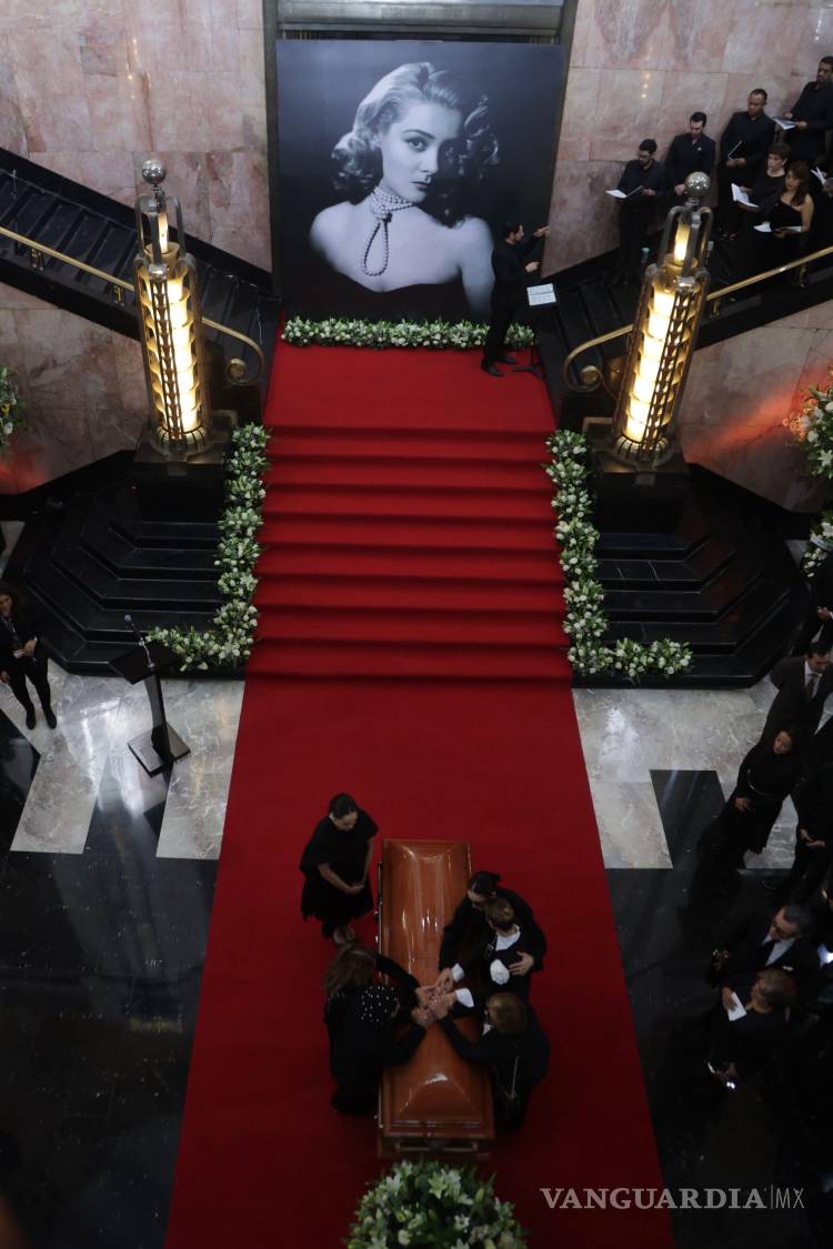 $!La familia se reunió en el homenaje de cuerpo presente desde el Palacio de Bellas Artes.