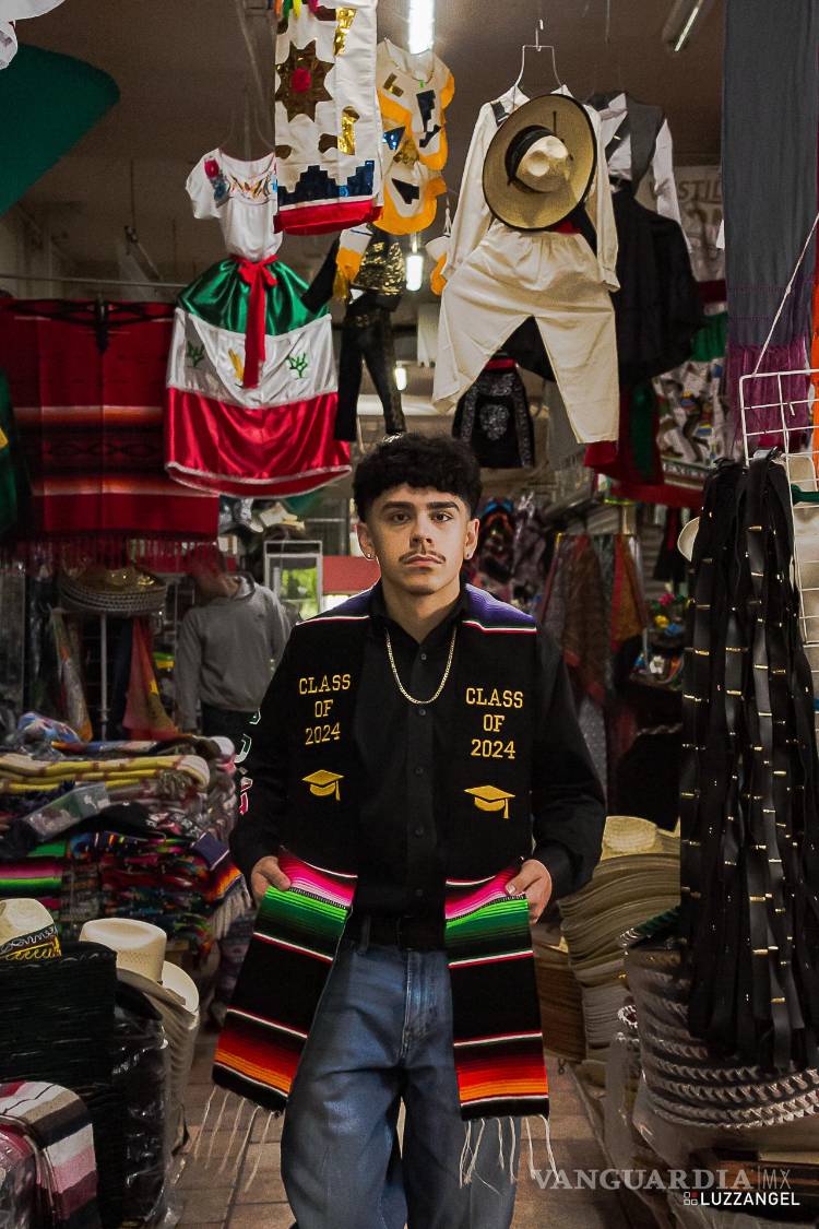 $!El Mercado Juárez es uno de los destinos favoritos de Christian, donde encuentra sarapes y otros accesorios para decorar su hogar.