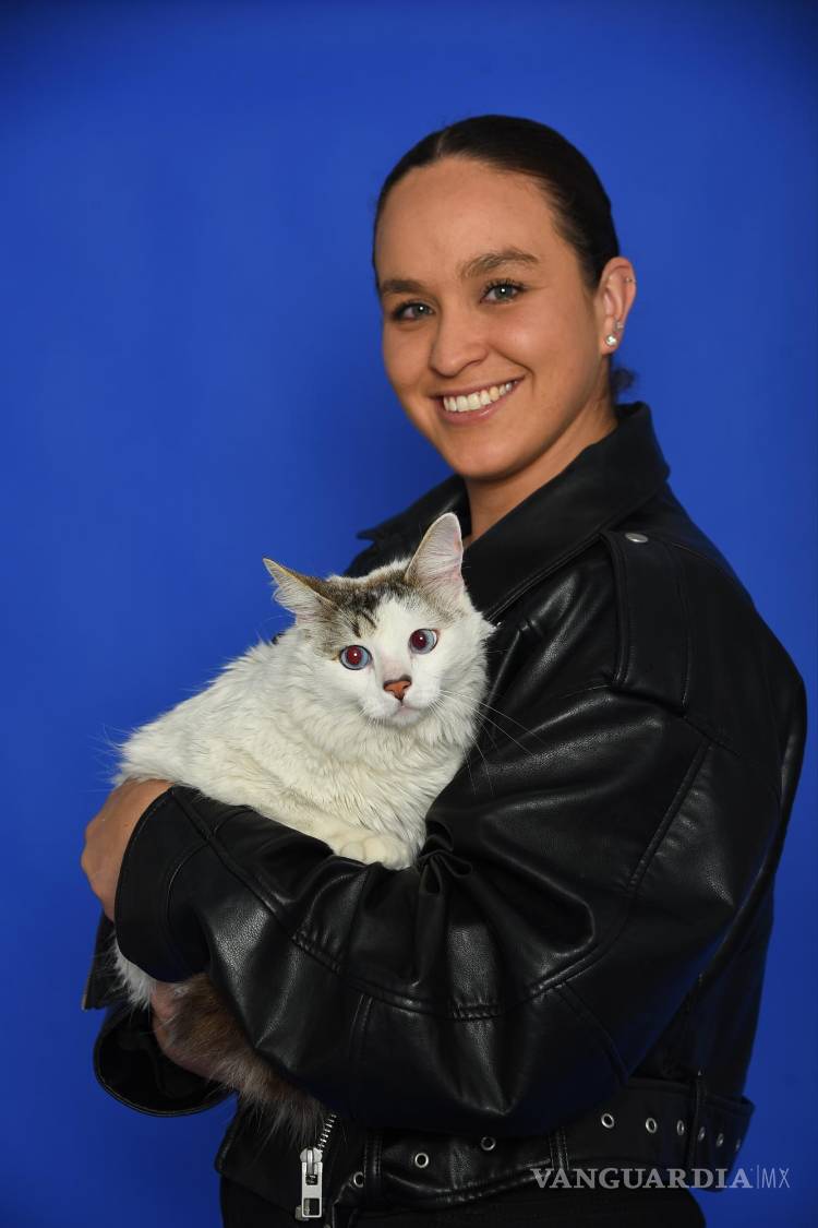 $!Cuando Micho tiene frío, despierta a su dueña para que lo cubra.