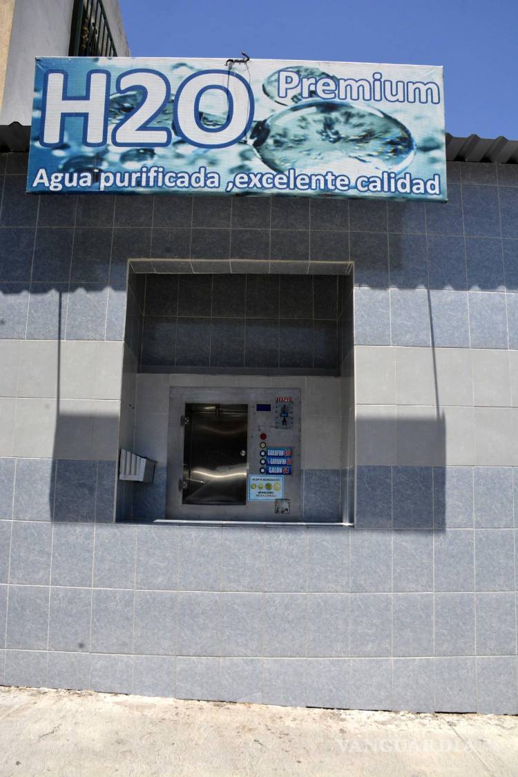 $!Las estaciones expendedoras de agua son examinadas por Salud de Coahuila.