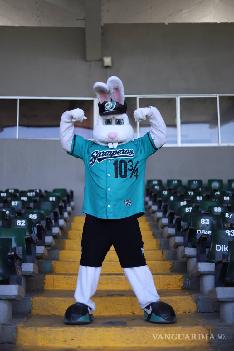 $!“Tengo 8 años y voy en tercero de primaria”, dice Kike Conejo, quien se prepara desde temprano con disfraz y baile para recibir a los niños en su gran día.