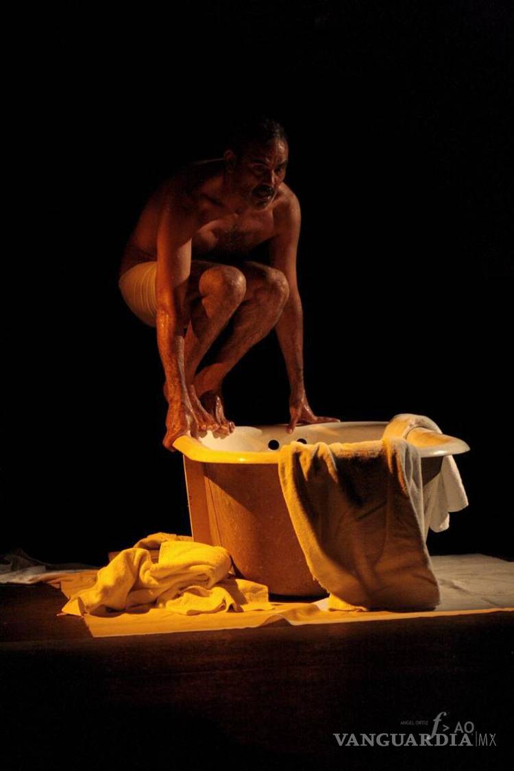 $!La obra presenta una historia densa y oscura sobre un hombre que se enfrenta a la soledad y el horror de su propia mente.