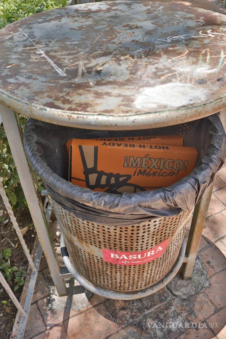 $!Las cajas de pizza se acumulan en los botes de basura y alrededores, creando un problema de residuos en esta popular zona de recreo.