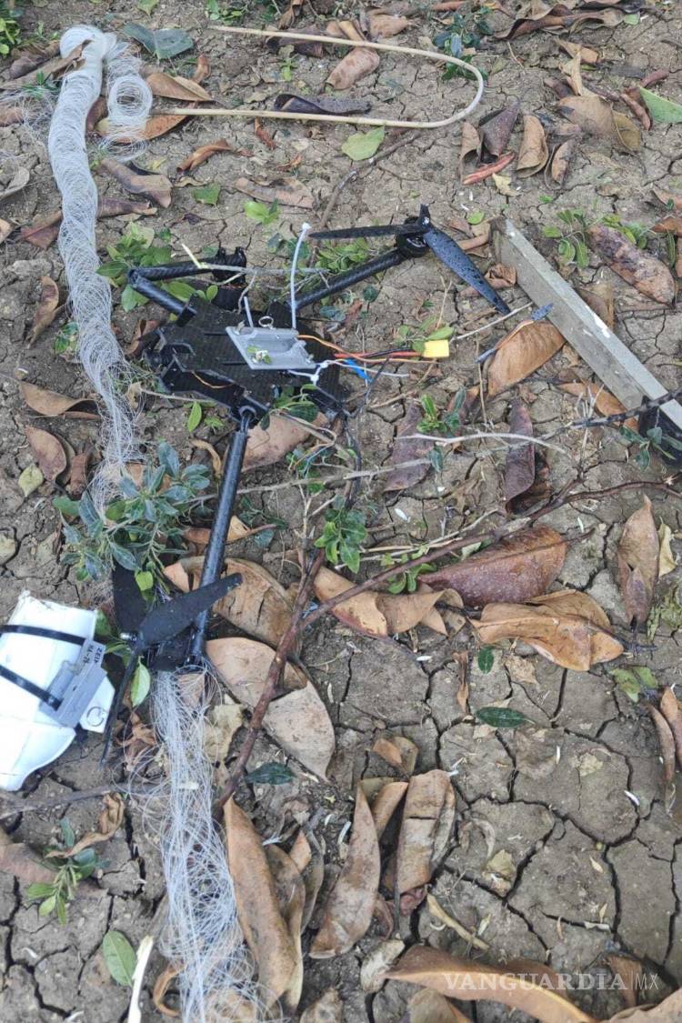 $!Un dron de fibra óptica rodeado de cables en el patio trasero de su casa en Kiryat Shmona, Israel, tras haber sido traído desde el Líbano.