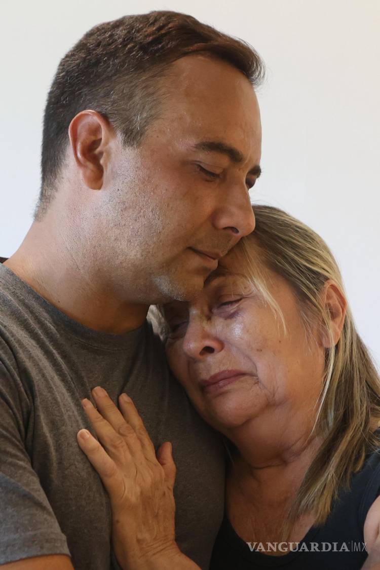 $!Grian Serrano abraza a su madre, Ingrid Rochabrun, en la casa donde se hospedan con familiares en Caracas, Venezuela.