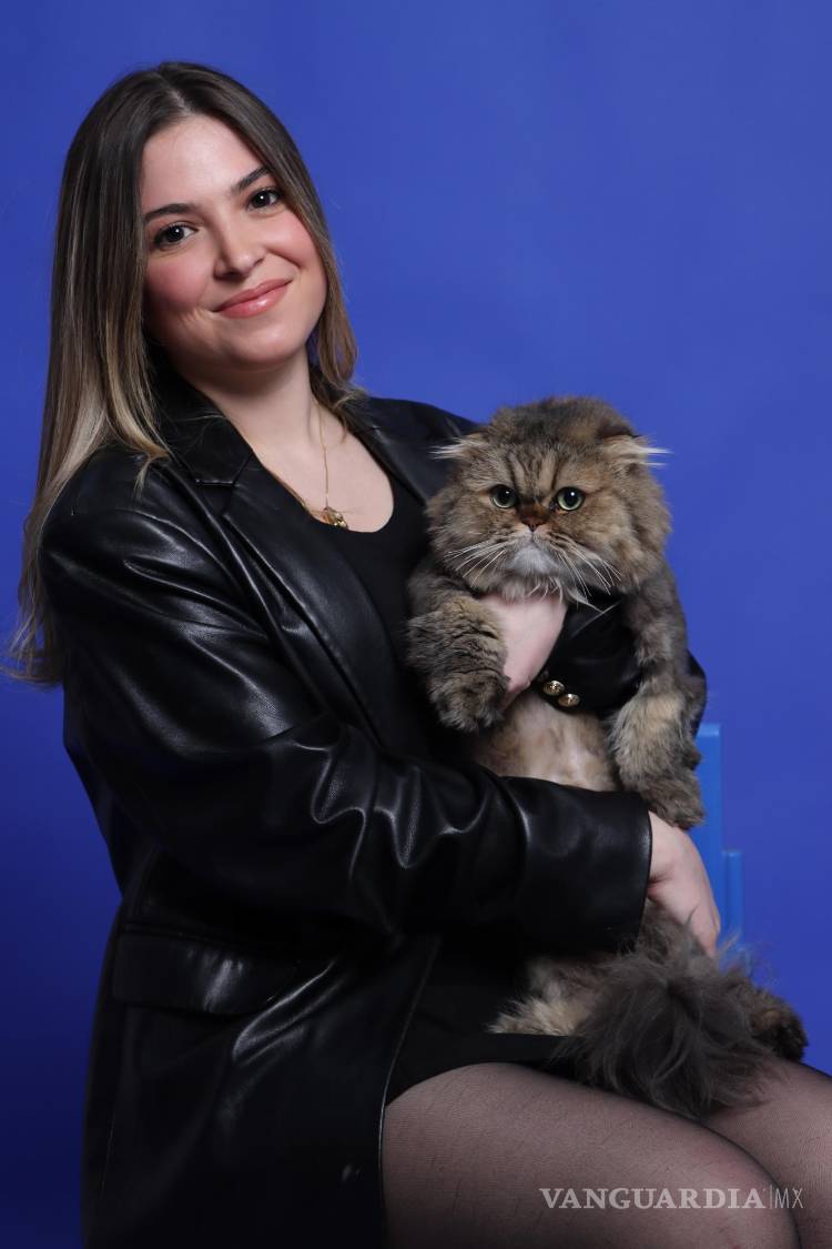 $!Kenzo disfruta jugar con estambre y a atrapar ratones en el iPad.