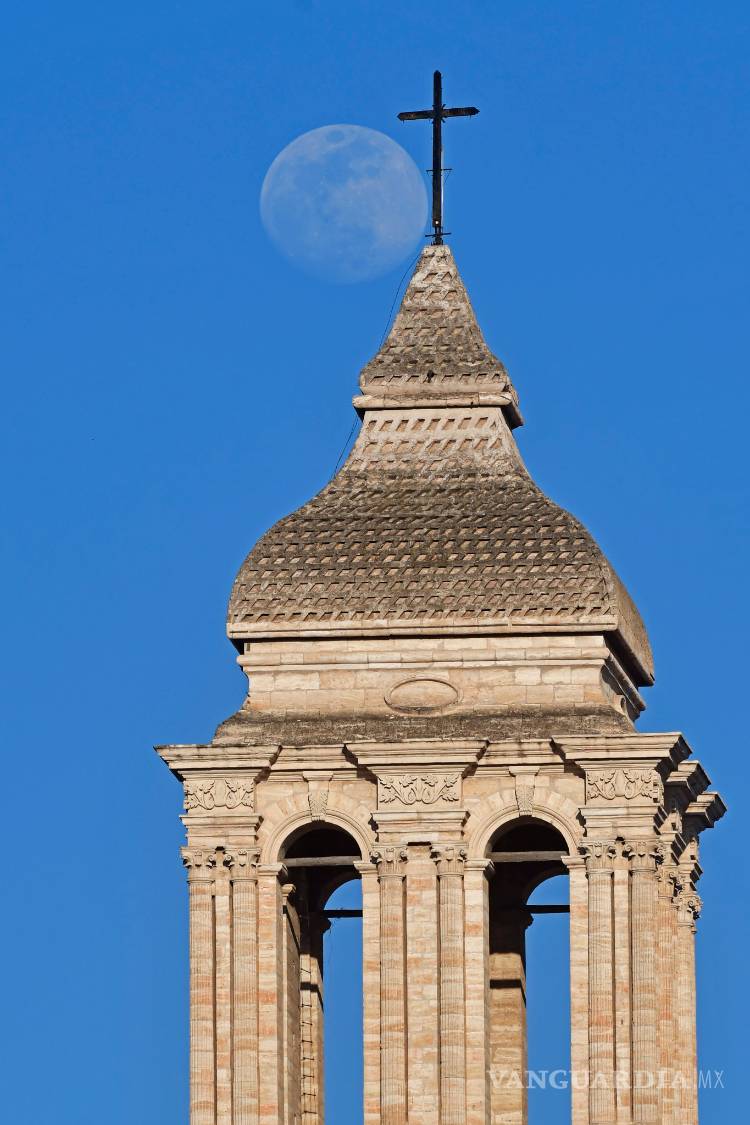 $!Las hazañas del hombre mosca que escaló la Catedral de Saltillo