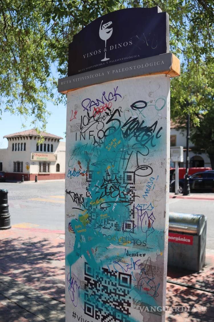 $!La publicidad encima no permite que los códigos QR sean legibles y tampoco se pueda acceder a la información turística a través del celular.