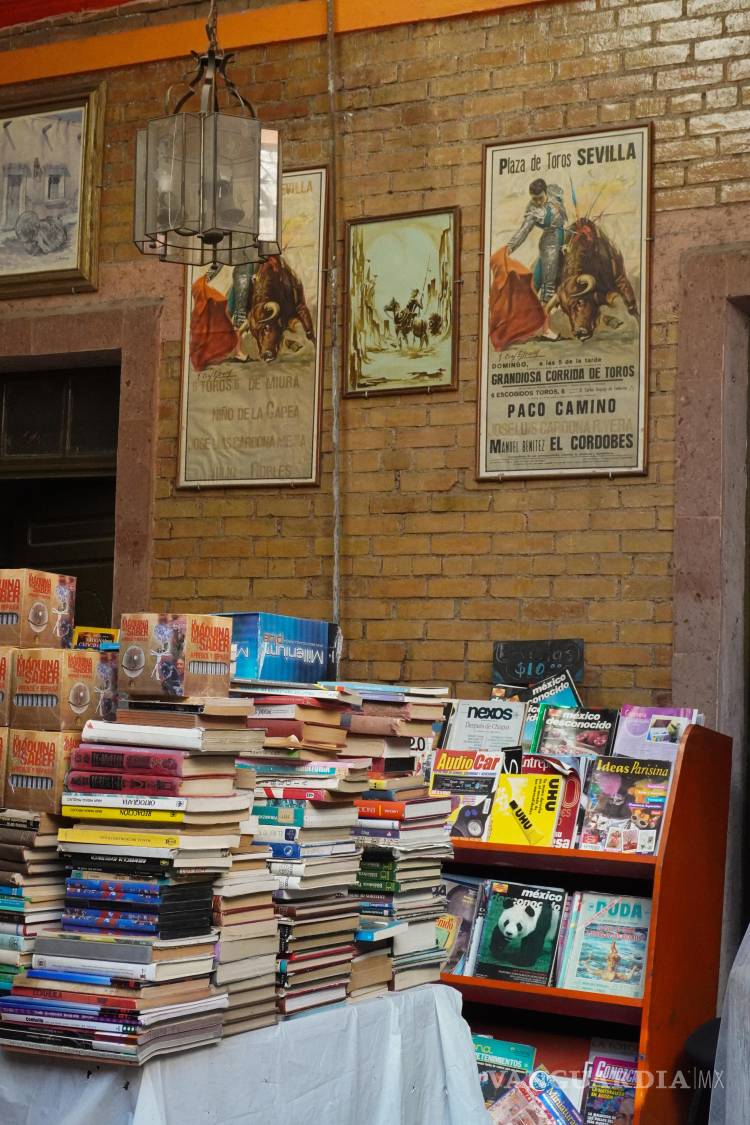 $!Tesoros. Entre los miles de ejemplares que resguarda el lugar se encuentran joyas bibliográficas que datan de los siglos XVIII y XIX.