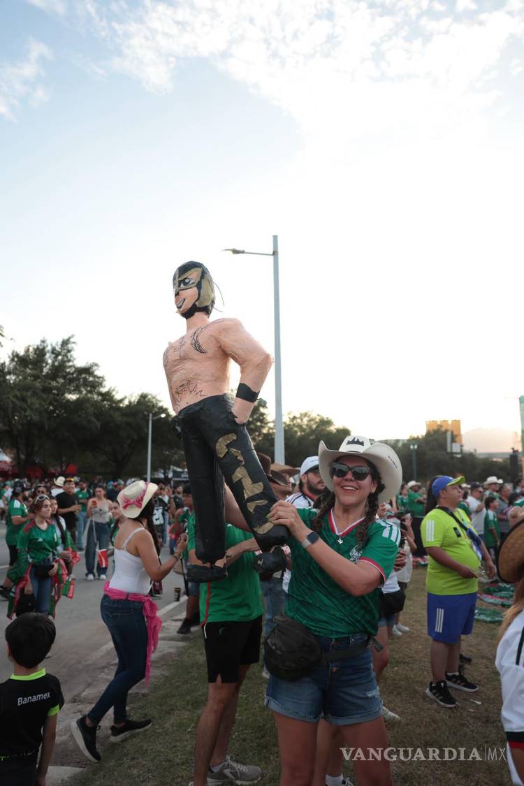 $!La victoria del Tricolor desató la celebración entre miles de aficionados reunidos en el Fan Fest de Monterrey.