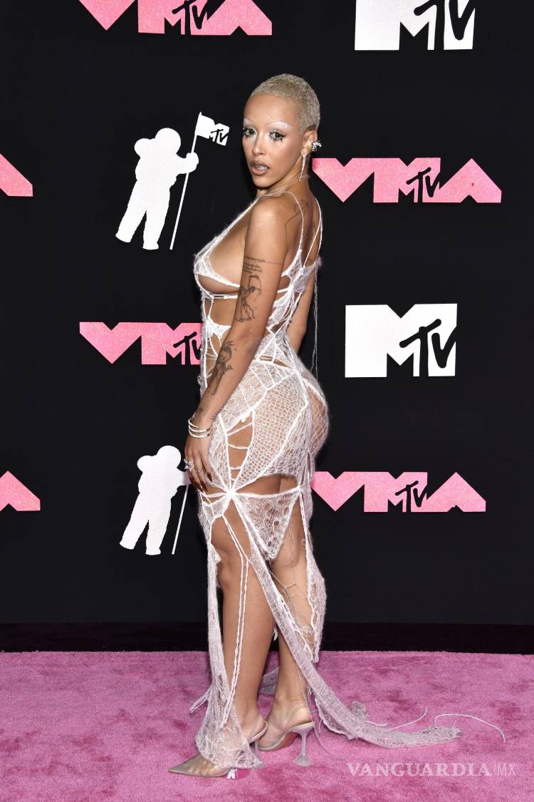 $!Doja Cat llegó con un vestido con concepto a su nuevo álbum.