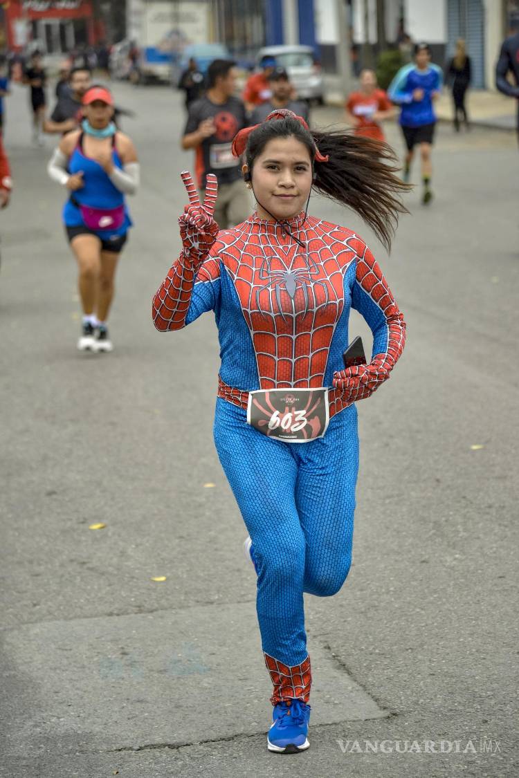 $!Hasta las chicas Spider estuvieron a la orden del día en esta carrera.