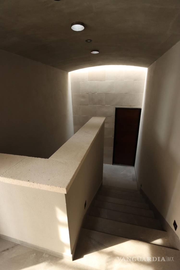 $!Las escaleras y los pasillos son iluminados en el día por luz natural.