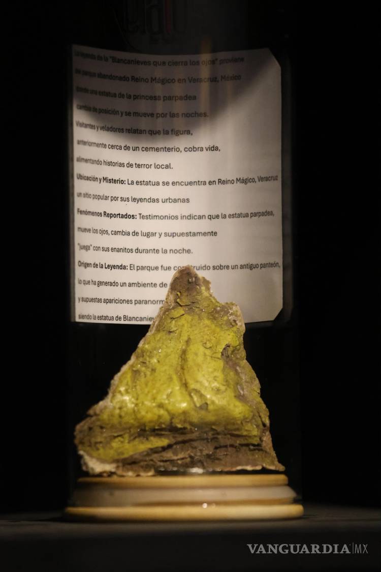 $!Una pieza exhibida junto a una ficha sobre la leyenda de la Blancanieves de Reino Mágico, en Veracruz, muestra cómo los relatos de supuestos acontecimientos sobrenaturales permanecen asociados a lugares y objetos.