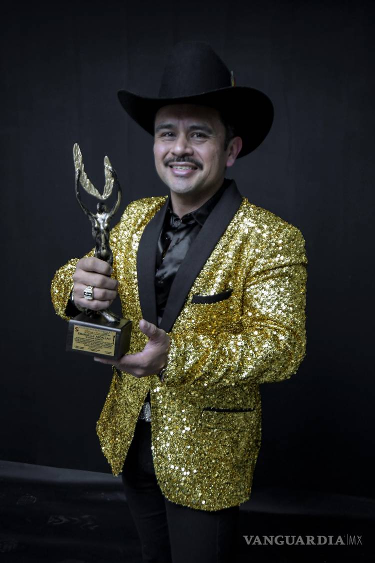 $!El galardón fue bien recibido por el cantante saltillense.
