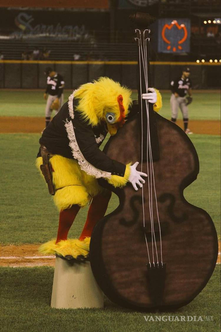 $!“Los niños son la razón de ser de una mascota”, afirma el Pollo Criollo, quien no escatima en abrazos y sonrisas para cada pequeño aficionado.