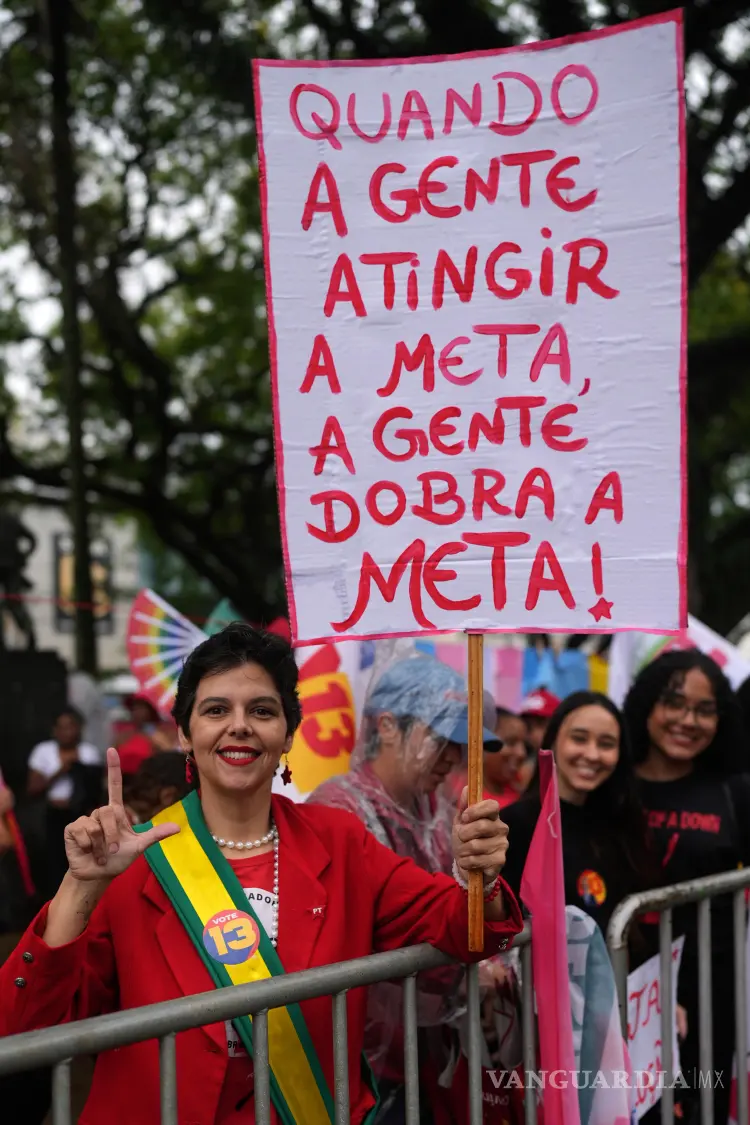 $!Una simpatizante sostiene un cartel con un mensaje en portugués que dice: Cuando alcancemos la meta, duplicaremos la meta —en referencia a Meta Platforms y a la preocupación por una posible injerencia electoral en Brasil—.