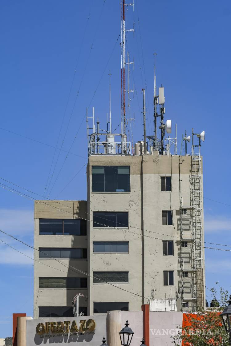 $!Las antenas de las estaciones de radio coronan un edificio ubicado en el cruce de Allende y Ocampo, cerca de la Plaza Nueva Tlaxcala y la Plaza de Armas. La infraestructura contemporánea añade una nueva capa al perfil vertical del Centro.
