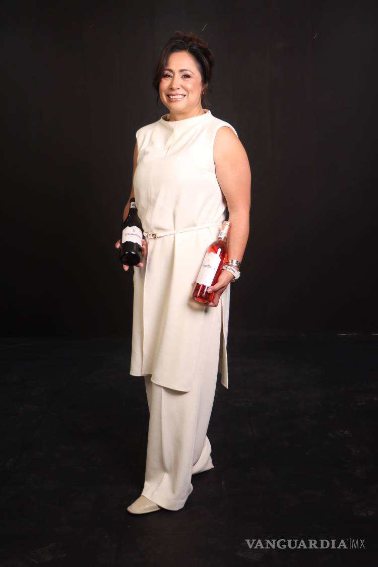 $!Lupita Mandujano dirige la bodega y supervisa el trabajo en el viñedo.