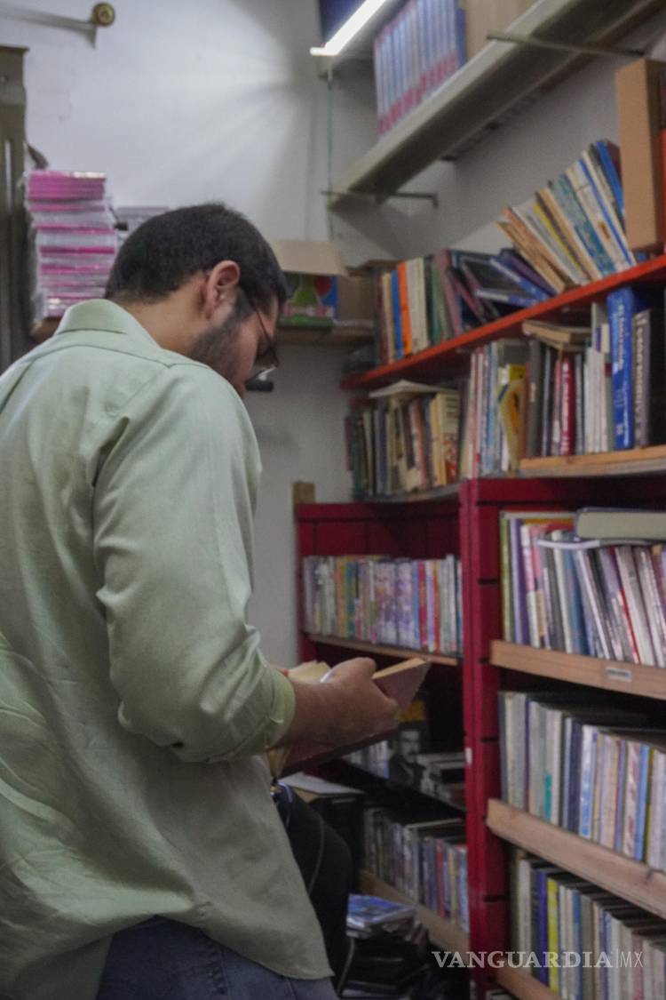 $!Clientes. Obras académicas, textos de filosofía, arte, historia y novelas integran la oferta literaria al alcance de estudiantes y coleccionistas.