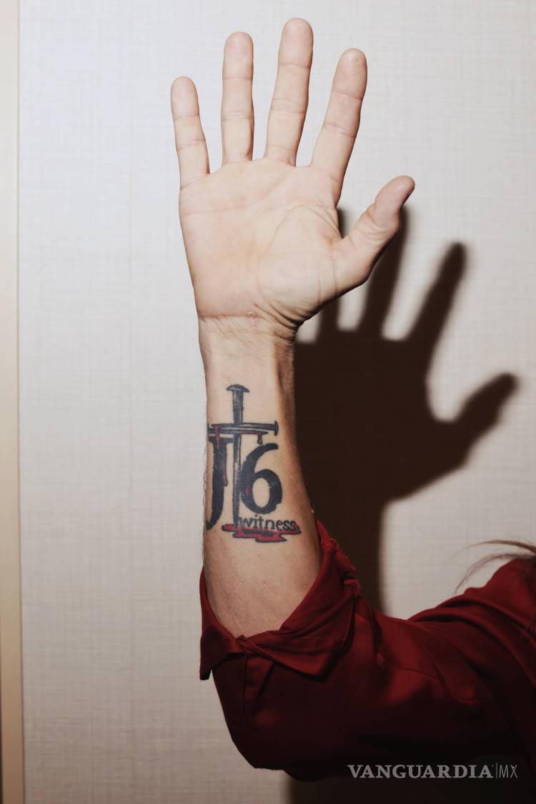 $!Un tatuaje visto en un evento de prensa organizado por un grupo que pedía al presidente electo Donald Trump el indulto de los alborotadores del 6 de enero, semanas antes de que lo hiciera a su regreso a la Casa Blanca.