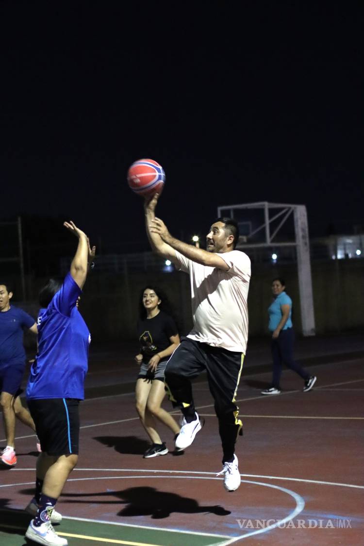$!En basquetbol, el equipo Chiquimafia se midió a Puro Estrella en uno de los partidos inaugurales llenos de entusiasmo y juego limpio.