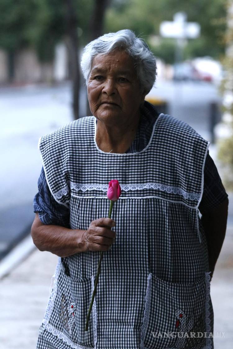 $!Antonia Ramírez, la florista de 78 años que ilumina las calles de Saltillo.
