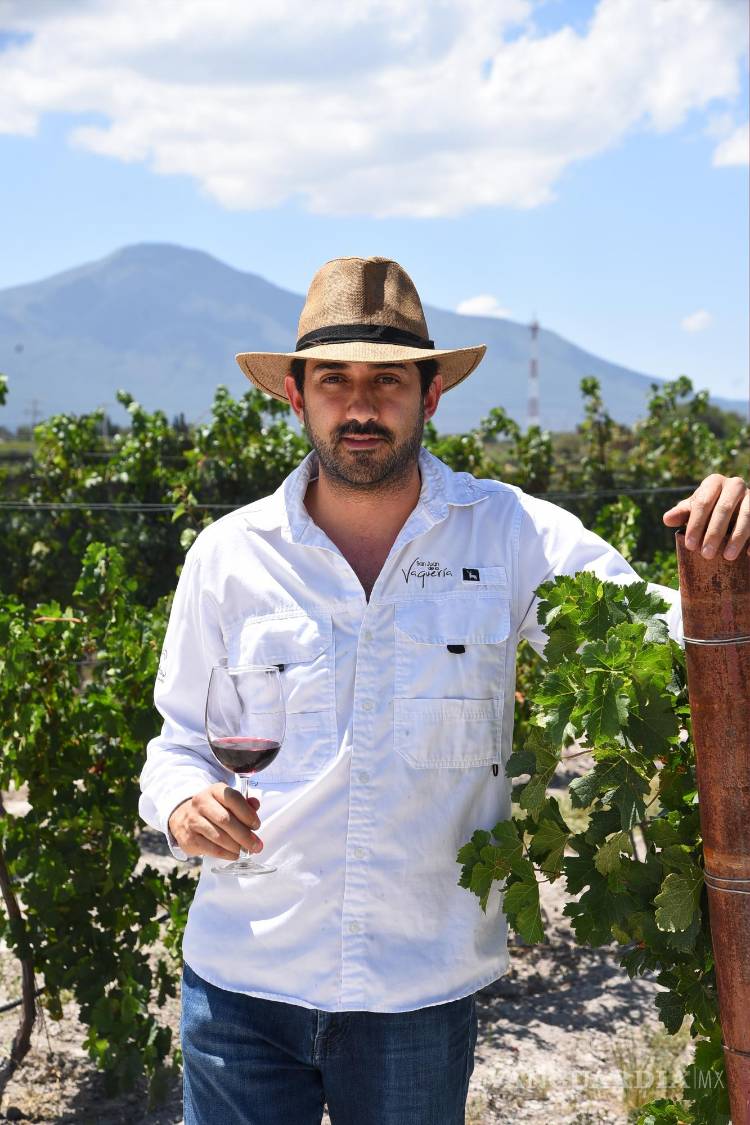 $!Colocar la etiqueta en la botella, tras un año de esfuerzos, le da mucha satisfacción.