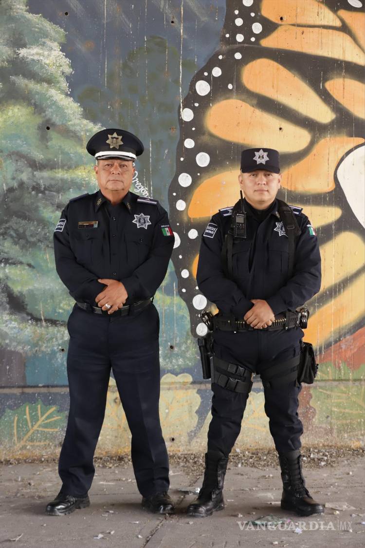 $!Martín Torres se enorgullece de que su hijo Francisco siga sus pasos en la carrera policial, siendo el único de tres hijos en unirse a las fuerzas del orden.